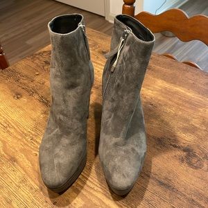 New Alice Olivia by Stacey Bendet heel ankle boots gray suede size 37 or 6.5.